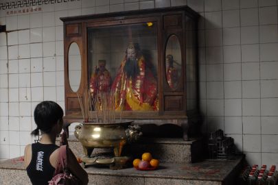 Frau mit R&auml;cherst&auml;bchen